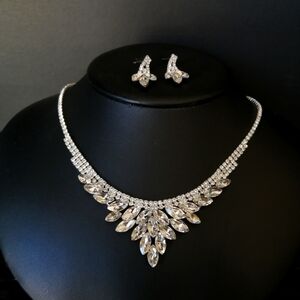 NWT Feminine Elegant Clear Crystals Burst Silvertone Collier Necklace Earrings